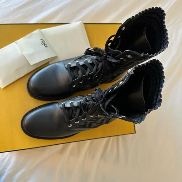 Fendi Rockoko
Black leather biker boots with stretch fabric size 36.5 - Picture 4 of 10